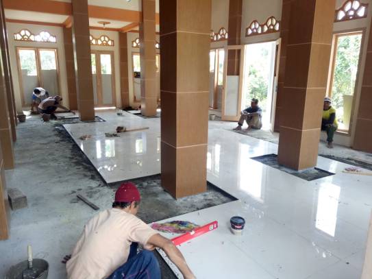 Pemasangan keramik masjid Jombok 20180608 at 095244